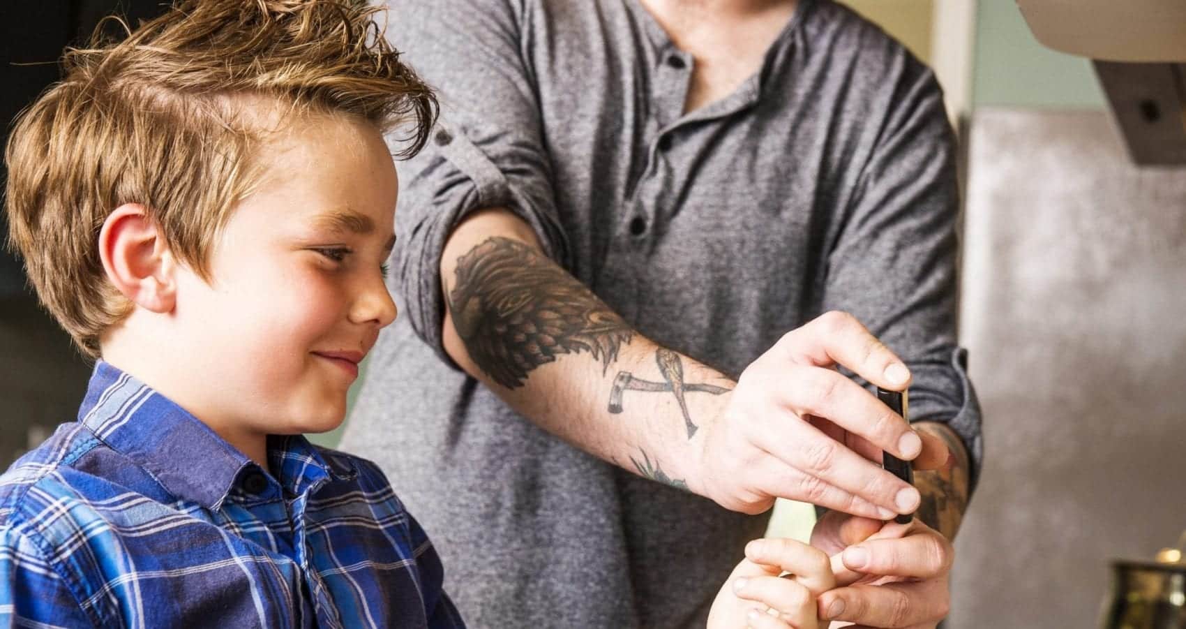 Vader prikt bloed bij zoontje met diabetes